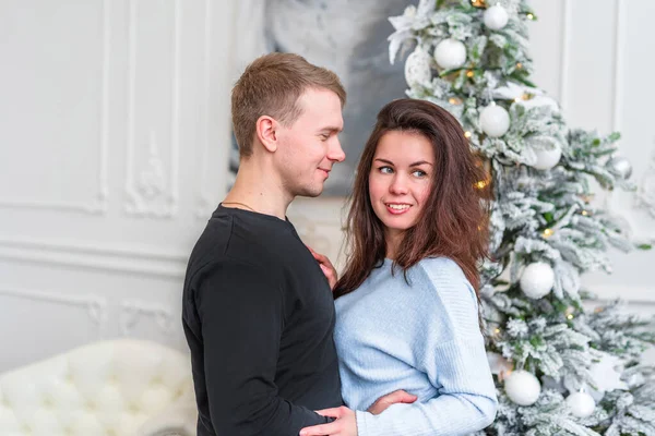 Attraktives Glückliches Paar Mann Und Frau Weihnachtstag Vor Dem Geschmückten — Stockfoto