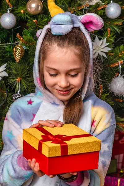 Una Niña Con Disfraz Casero Sienta Cerca Del Árbol Navidad —  Fotos de Stock