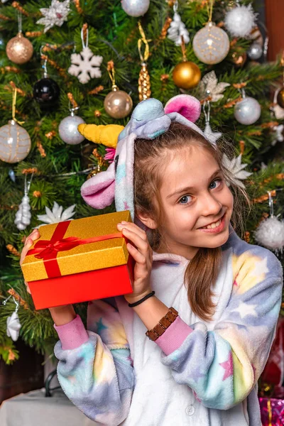 Una Niña Con Disfraz Casero Sienta Cerca Del Árbol Navidad —  Fotos de Stock