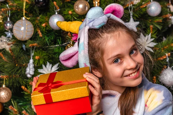 Una Niña Con Disfraz Casero Sienta Cerca Del Árbol Navidad —  Fotos de Stock