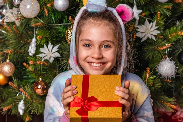 Una Niña Con Disfraz Casero Sienta Cerca Del Árbol Navidad —  Fotos de Stock
