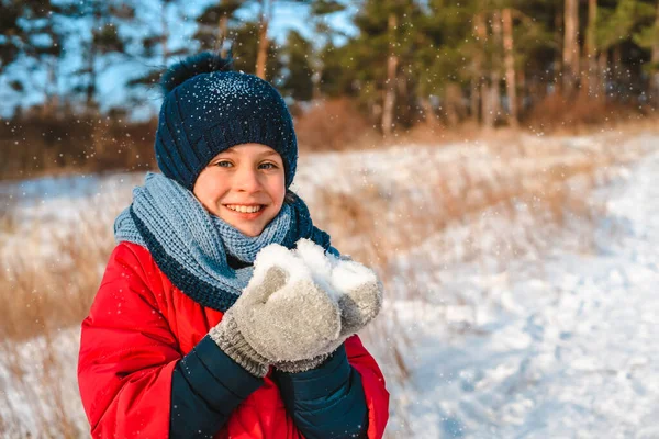 Bonne Petite Fille Marchant Dans Forêt Hiver Dans Journée Ensoleillée — Photo