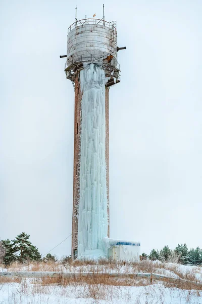 Wasserturm Mit Gefrorenem Eiswasser Winter — Stockfoto