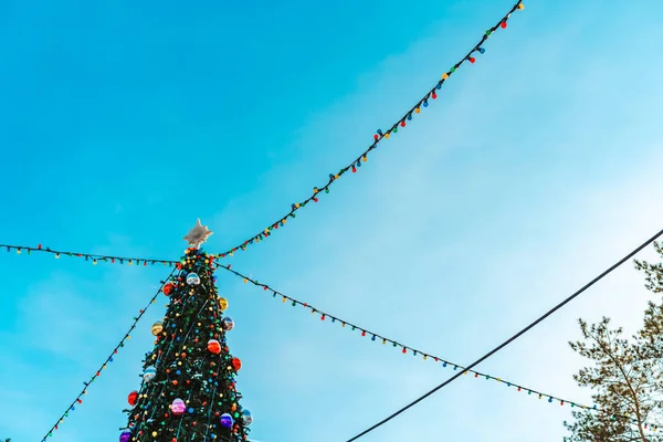 Ciudad Decorado Árbol Navidad Cielo Azul Claro — Foto de Stock