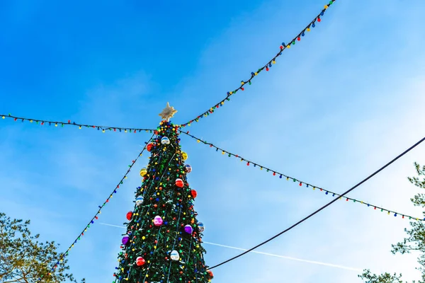 Ciudad Decorado Árbol Navidad Cielo Azul Claro — Foto de Stock