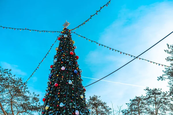 Ciudad Decorado Árbol Navidad Cielo Azul Claro — Foto de Stock