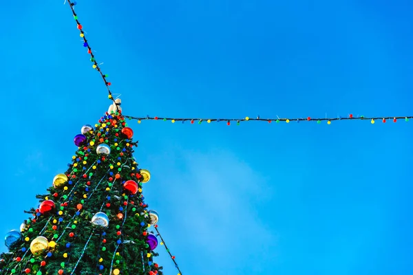 Ciudad Decorado Árbol Navidad Cielo Azul Claro — Foto de Stock