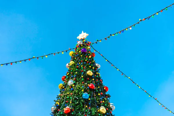 Városi Díszített Karácsonyfa Kék Tiszta Égen — Stock Fotó