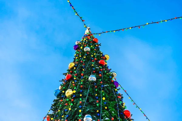 Città Decorato Albero Natale Nel Cielo Blu Chiaro — Foto Stock