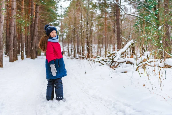 Portrait Une Petite Fille Heureuse Hiver Dans Chapeau Recouvert Neige — Photo