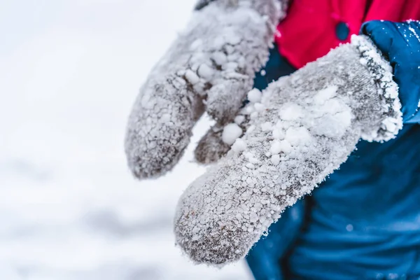 Guanti Invernali Bambini Sono Coperti Nevischio Ghiaccio — Foto Stock