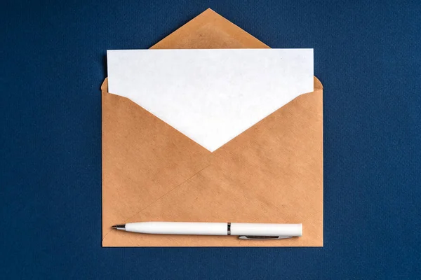 Envelope Com Uma Folha Branca Sobre Fundo Azul Escuro Uma — Fotografia de Stock