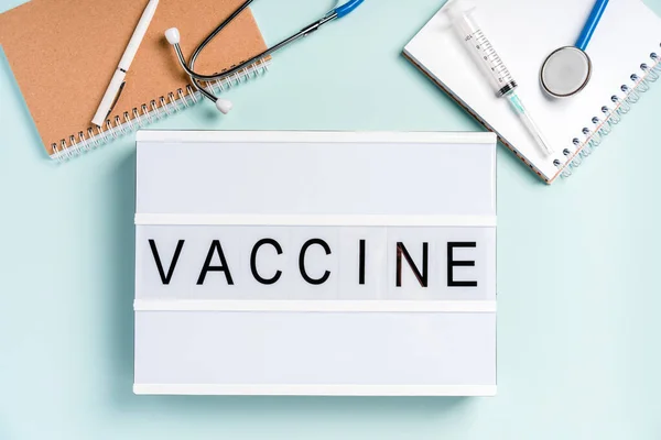 Led Lampa Písmenem Vaccine Motivační Fráze Lékařské Zázemí Horní Pohled — Stock fotografie