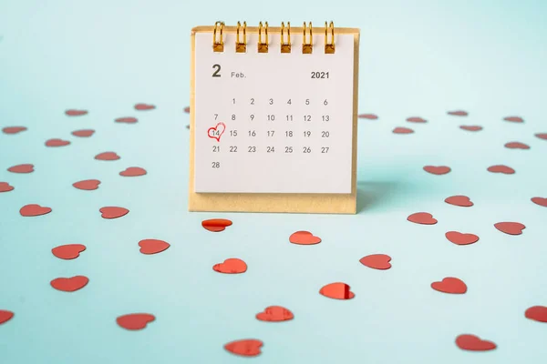 Calendário Com Dia Marcado Fevereiro Fundo Azul Entre Corações Conceito — Fotografia de Stock