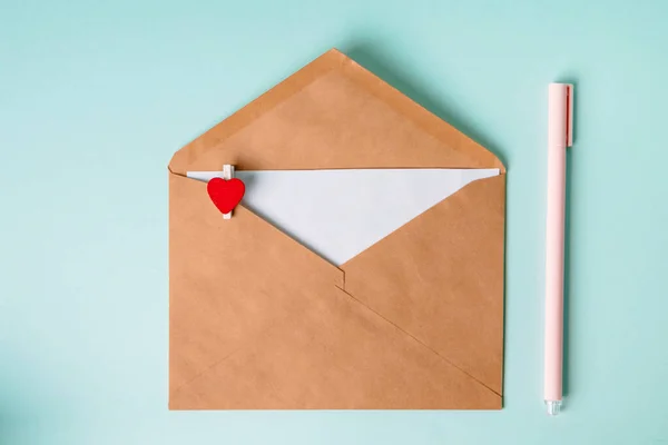 Envelope Amor Com Uma Espinha Roupa Forma Coração Sobre Fundo — Fotografia de Stock