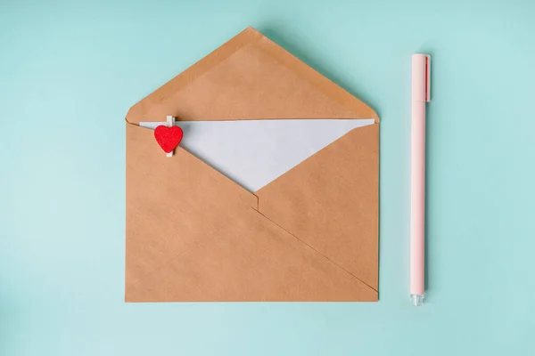 Envelope Amor Com Uma Espinha Roupa Forma Coração Sobre Fundo — Fotografia de Stock