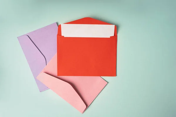 Envelopes Coloridos Sobre Fundo Azul Composição Estilo Minimalista Vista Superior — Fotografia de Stock