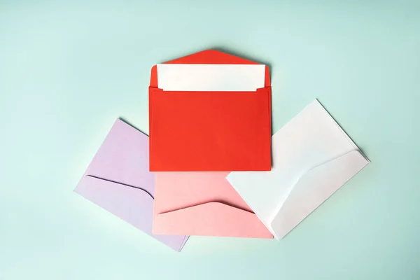 Envelopes Coloridos Sobre Fundo Azul Composição Estilo Minimalista Vista Superior — Fotografia de Stock