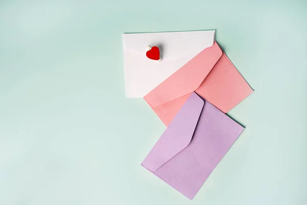 Envelopes Coloridos Sobre Fundo Azul Composição Estilo Minimalista Vista Superior — Fotografia de Stock