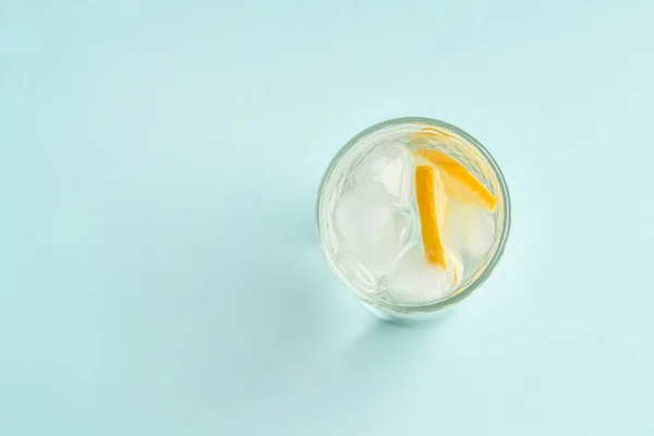 Ein Glas Wasser Mit Eis Und Zitrone Auf Hellblauem Hintergrund — Stockfoto