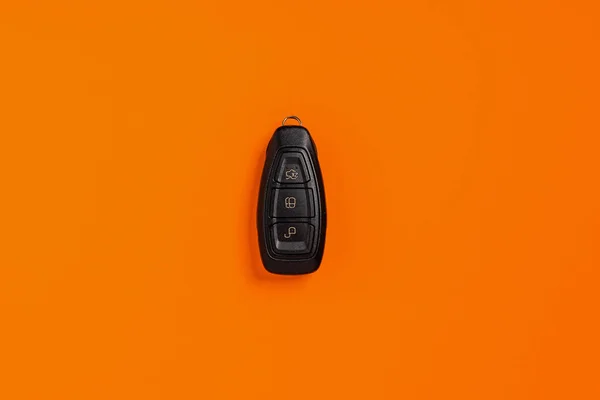 Σύγχρονο Αυτοκίνητο Απομακρυσμένο Κλειδί Στο Πορτοκαλί Απομονωμένο Φόντο — Φωτογραφία Αρχείου