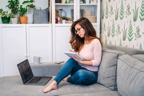 Eine Moderne Junge Frau Sitzt Mit Einem Laptop Auf Dem — Stockfoto