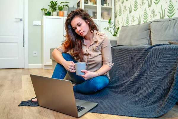 Gut Aussehende Frauen Benutzen Einen Laptop Der Eine Couch Gelehnt — Stockfoto