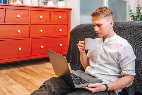 Ein Moderner Junger Mann Benutzt Einen Laptop Und Trinkt Kaffee — Stockfoto