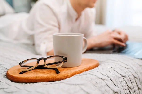 Gafas Una Taza Una Tabla Madera Cama Primer Plano Una —  Fotos de Stock