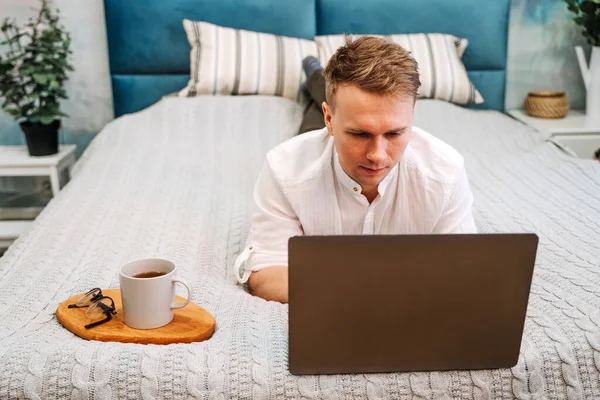 Ein Gutaussehender Mann Hemd Benutzt Einen Laptop Während Auf Dem — Stockfoto