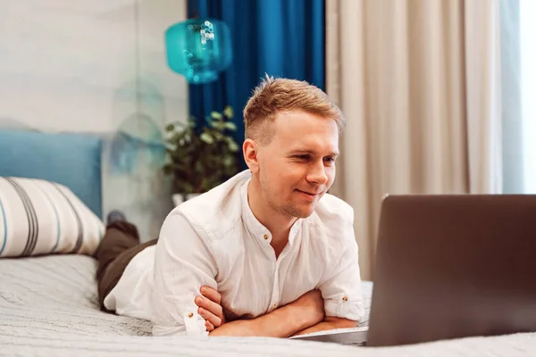 Ein Gutaussehender Mann Hemd Benutzt Einen Laptop Während Auf Dem — Stockfoto