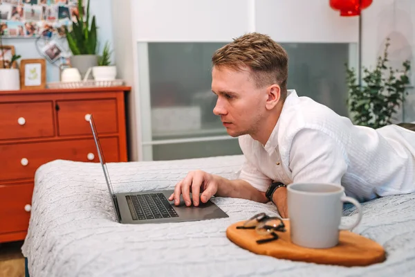 Ein Gutaussehender Mann Hemd Benutzt Einen Laptop Während Auf Dem — Stockfoto