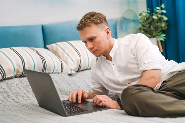 Ein Gutaussehender Mann Hemd Benutzt Einen Laptop Während Auf Dem — Stockfoto