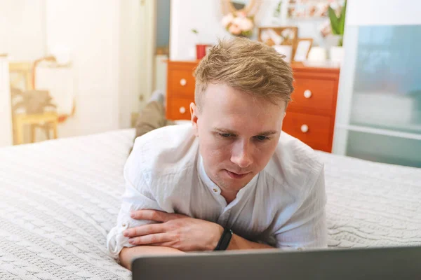 Ein Gutaussehender Mann Hemd Benutzt Einen Laptop Während Auf Dem — Stockfoto