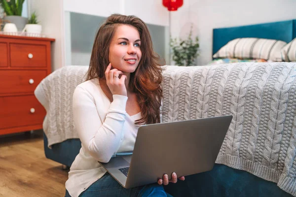 Eine Moderne Junge Frau Sitzt Mit Einem Laptop Auf Dem — Stockfoto