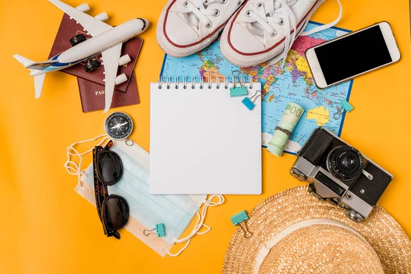 Cuaderno Abierto Con Espacio Para Texto Sobre Accesorios Viaje Sobre — Foto de Stock