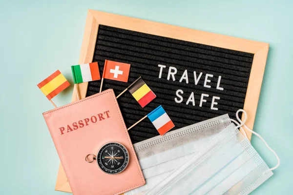 Viaja Con Seguridad Concepto Accesorios Viaje Esenciales Pasaportes Máscaras Médicas — Foto de Stock