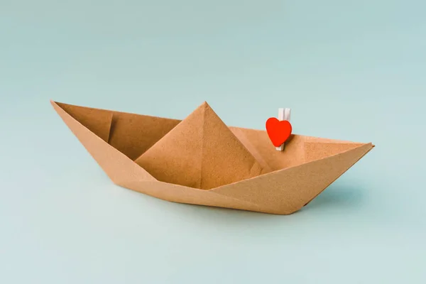Papierboot Mit Wäscheklammer Herzform Auf Blauem Hintergrund Das Konzept Einer — Stockfoto