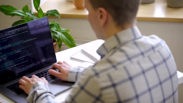 Een Man Werkt Met Een Laptop Typt Tekst Het Toetsenbord — Stockvideo