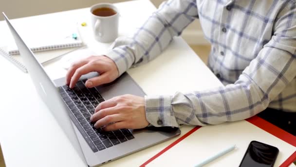 Een Man Werkt Met Een Laptop Typt Tekst Het Toetsenbord — Stockvideo