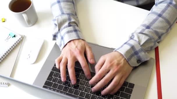 Een Man Werkt Met Een Laptop Typt Tekst Het Toetsenbord — Stockvideo