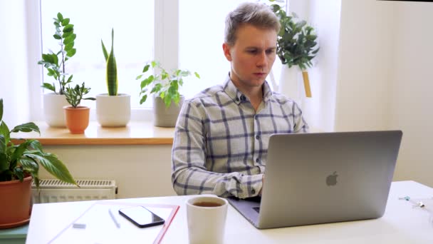 Man Arbetar Med Bärbar Dator Skriver Text Tangentbordet Arbetar Kontor — Stockvideo