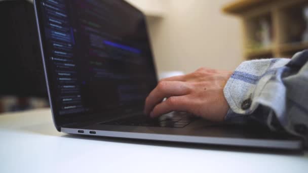 Een Man Werkt Met Een Laptop Typt Tekst Het Toetsenbord — Stockvideo