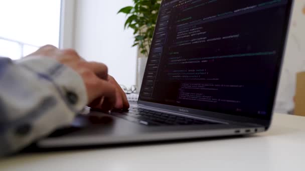 Een Man Werkt Met Een Laptop Typt Tekst Het Toetsenbord — Stockvideo