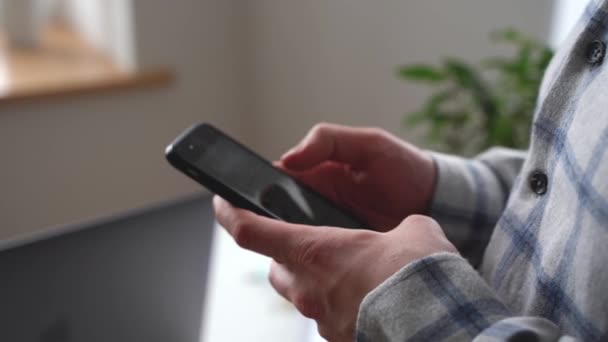 Hombre Trabaja Con Ordenador Portátil Escribe Texto Teclado Oficina Trabajo — Vídeo de stock