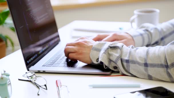 Een Man Werkt Met Een Laptop Typt Tekst Het Toetsenbord — Stockvideo