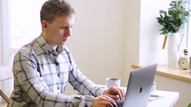 Mężczyzna Pracuje Laptopem Pisze Tekst Klawiaturze Pracuje Biurze — Wideo stockowe