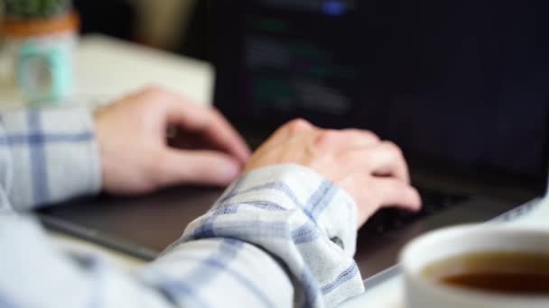 Een Man Werkt Met Een Laptop Typt Tekst Het Toetsenbord — Stockvideo