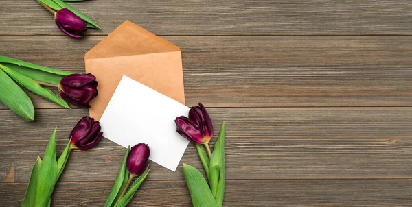 Livro Branco Envelope Para Escrever Flores Tulipa Fundo Madeira Espaço — Fotografia de Stock