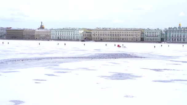 Walking Folk Isen Neva Floden Centrum Petersborg Det Tidlige Forår – Stock-video